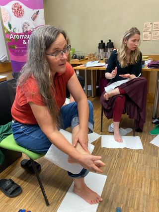 Víkend se švýcarskou aromaterapeutkou Regulou Rudolf von Rohr je za námi 🌿 Neděle patřila praktickým nácvikům technik...